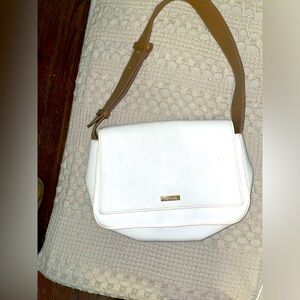 Kensie shoulder bag - white & brown leather. Perfect size for everyday use!
